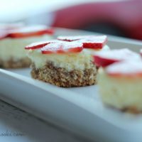 mini cheesecakes with peacan almond crustwm
