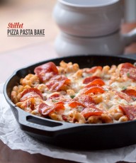 Skillet Pizza Pasta Bake: hot Italian chicken sausage, turkey pepperoni, all natural pizza sauce, veggies, gluten free pasta and cheese come together to make this easy to make casserole.