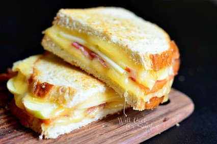 Apple-Bacon-Gouda-Grilled-Cheese-1-c-willcookforsmiles.com-apple-bacon-sandwich