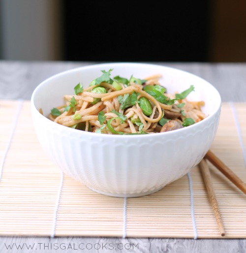 Vegetable Stir Fry Lo Mein from www.thisgalcooks.com #lomein #vegetarian 3WM