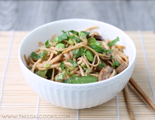 Vegetable Stir Fry Lo Mein from www.thisgalcooks.com #lomein #vegetarian 4WM