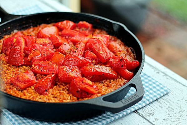 Paella with Tomatoes from www.thisgalcooks.com #paella #vegetariandishes #quickandeasy