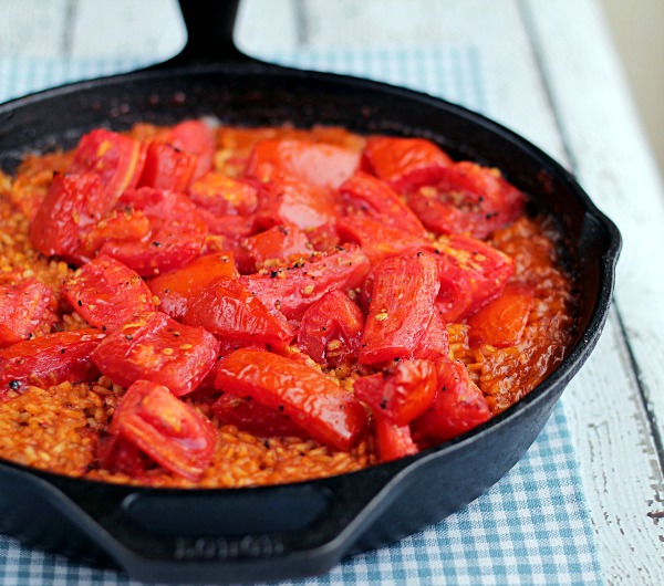 Paella with Tomatoes from www.thisgalcooks.com #paella #vegetariandishes #quickandeasy