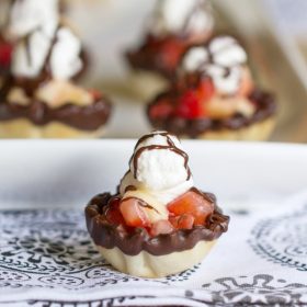 Strawberry Banana Phyllo Cups - This Gal Cooks #dessert #freshfruit #minitreats