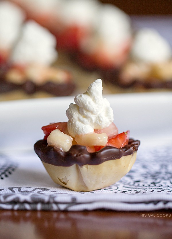 Strawberry Banana Phyllo Cups - This Gal Cooks #dessert #freshfruit #minitreats