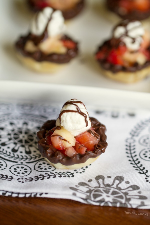 Strawberry Banana Phyllo Cups - This Gal Cooks #dessert #freshfruit #minitreats