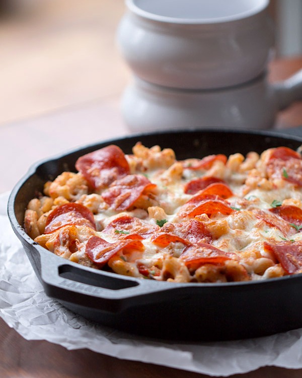 Skillet Pizza Pasta Bake: hot Italian chicken sausage, turkey pepperoni, all natural pizza sauce, veggies, gluten free pasta and cheese come together to make this easy to make casserole.