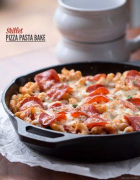 Skillet Pizza Pasta Bake: hot Italian chicken sausage, turkey pepperoni, all natural pizza sauce, veggies, gluten free pasta and cheese come together to make this easy to make casserole.