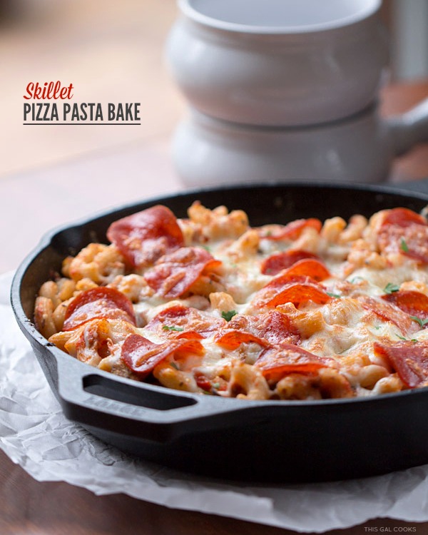 Skillet Pizza Pasta Bake: hot Italian chicken sausage, turkey pepperoni, all natural pizza sauce, veggies, gluten free pasta and cheese come together to make this easy to make casserole. 