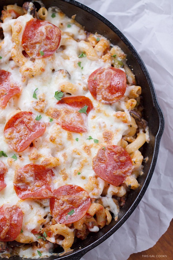 Skillet Pizza Pasta Bake: hot Italian chicken sausage, turkey pepperoni, all natural pizza sauce, veggies, gluten free pasta and cheese come together to make this easy to make casserole.