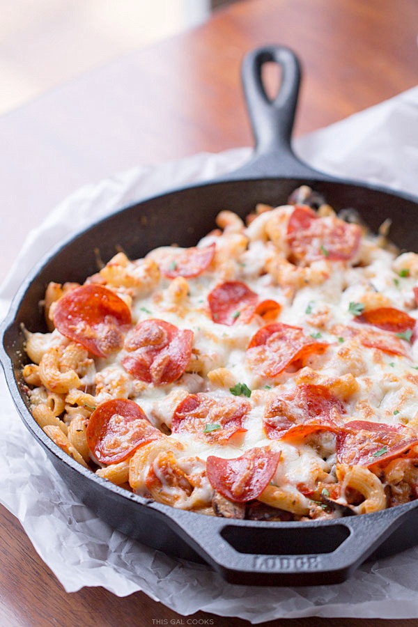 Skillet Pizza Pasta Bake: hot Italian chicken sausage, turkey pepperoni, all natural pizza sauce, veggies, gluten free pasta and cheese come together to make this easy to make casserole.