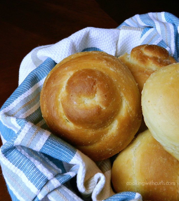 Soft-delicious-Garlic-Dinner-Rolls-cookingwithcurls.com_