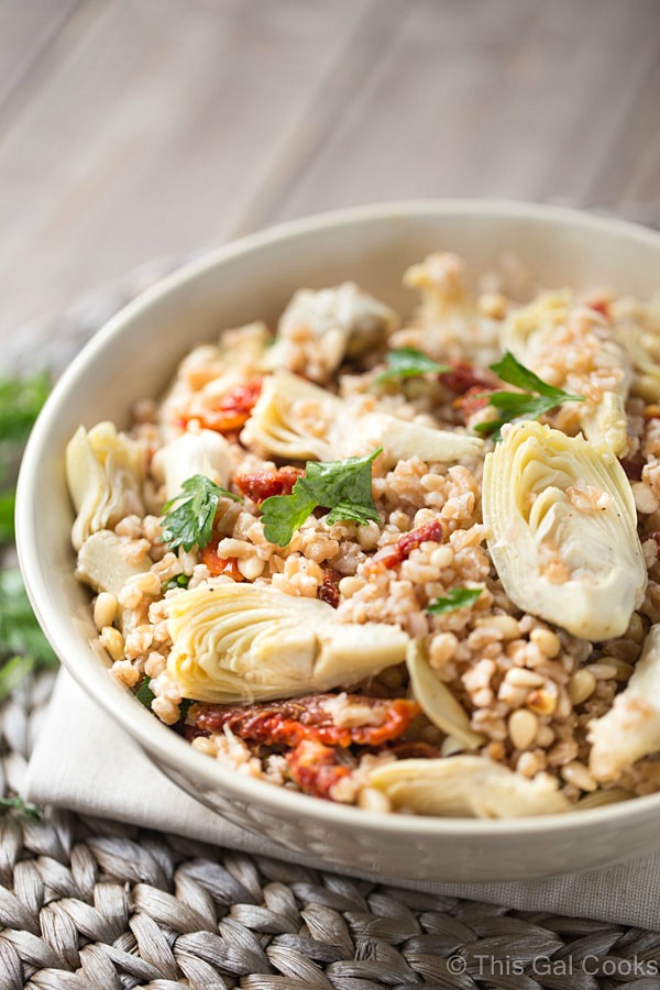 Farro Salad is packed full of tender sun dried tomatoes, artichokes and crunchy pine nuts. Tossed with an olive oil, red wine and Greek seasoning dressing for an outstanding pop of flavor!