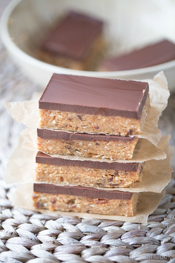 These gluten free Homemade Snack Bars are packed with raw cashews and almonds, dates and coconut flour. They're sweetened with honey and maple syrup. And for an extra boost of flavor, they're topped with a delicious layer of dark chocolate!