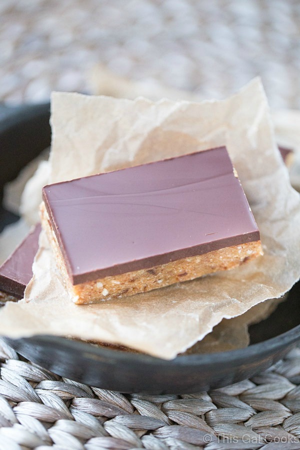 These gluten free Homemade Snack Bars are packed with raw cashews and almonds, dates and coconut flour. They're sweetened with honey and maple syrup. And for an extra boost of flavor, they're topped with a delicious layer of dark chocolate!