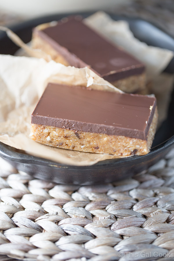 These gluten free Homemade Snack Bars are packed with raw cashews and almonds, dates and coconut flour. They're sweetened with honey and maple syrup. And for an extra boost of flavor, they're topped with a delicious layer of dark chocolate!