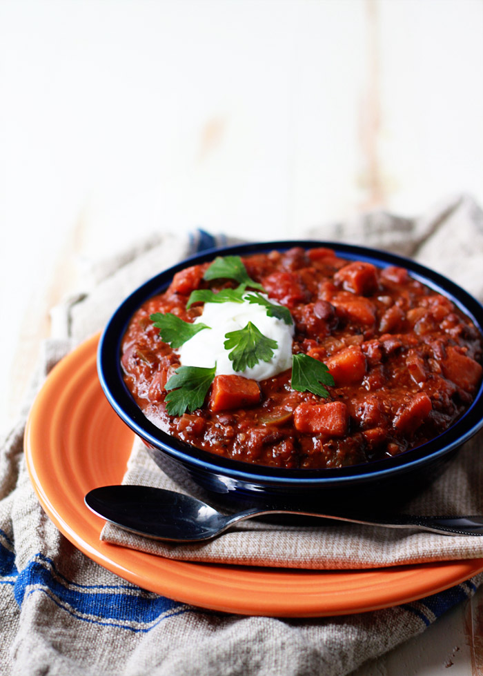 slow-cooker-quinoa-sweet-potato-and-black-bean-chili2