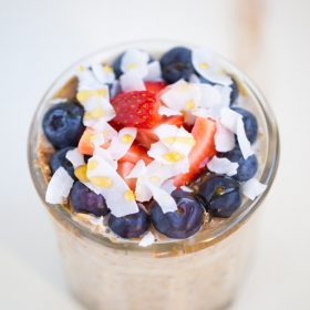 AMAZING Overnight Oatmeal Parfait! This vegetarian and gluten free parfait is super easy to make and is incredibly healthy, too! | This Gal Cooks