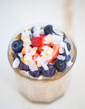 AMAZING Overnight Oatmeal Parfait! This vegetarian and gluten free parfait is super easy to make and is incredibly healthy, too! | This Gal Cooks