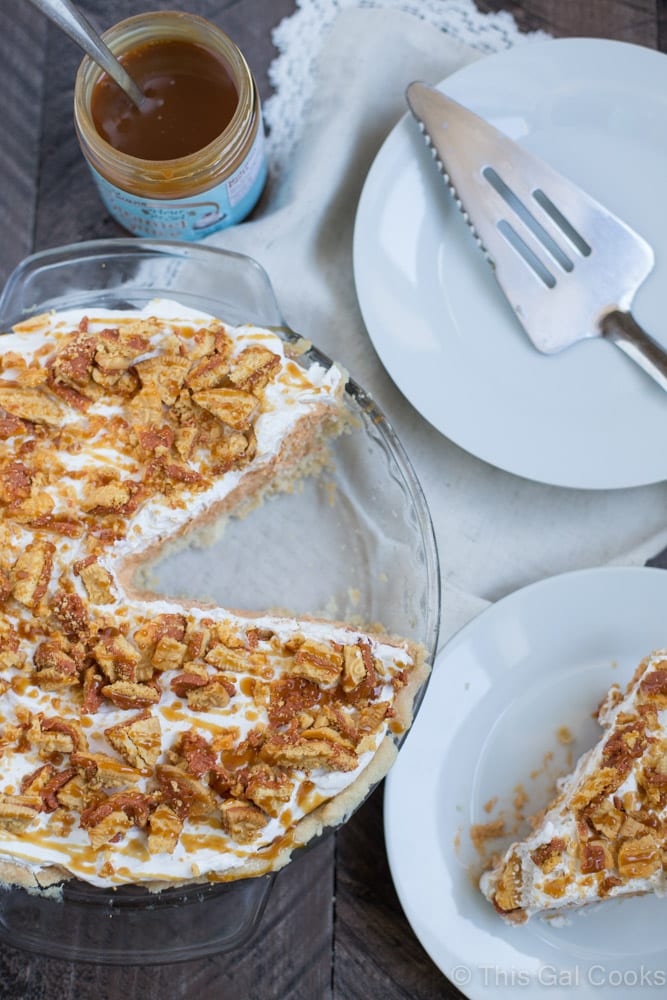 Easy Pumpkin Spice Pudding Pie. Flaky pie crust filled with pumpkin spice pudding, Cool Whip, pumpkin spice Oreos and topped with cool whip, cookies and caramel!