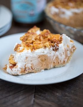 Easy Pumpkin Spice Pudding Pie. Flaky pie crust filled with pumpkin spice pudding, Cool Whip, pumpkin spice Oreos and topped with cool whip, cookies and caramel!