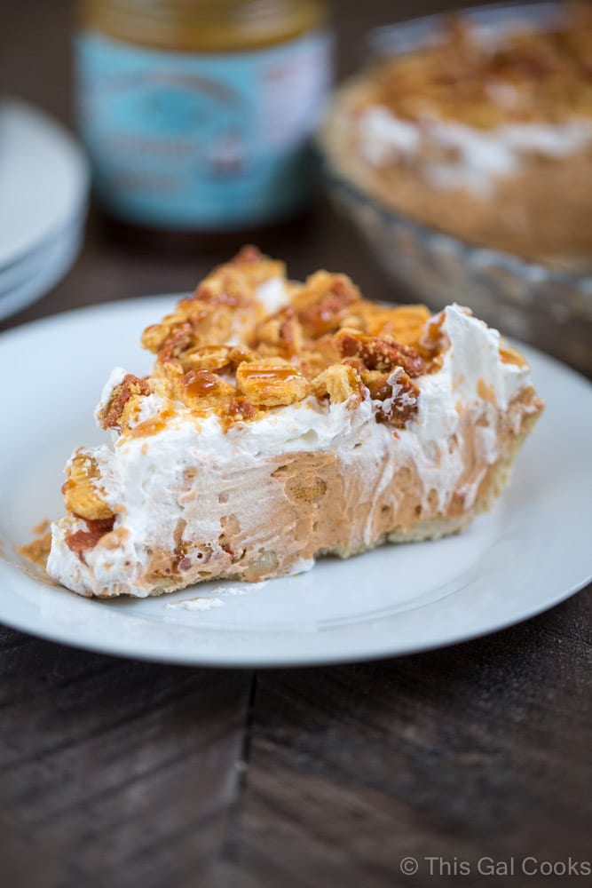 Easy Pumpkin Spice Pudding Pie. Flaky pie crust filled with pumpkin spice pudding, Cool Whip, pumpkin spice Oreos and topped with cool whip, cookies and caramel!