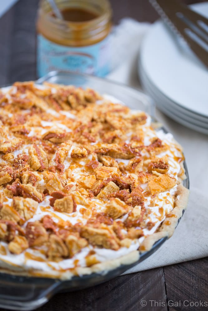 Easy Pumpkin Spice Pudding Pie. Flaky pie crust filled with pumpkin spice pudding, Cool Whip, pumpkin spice Oreos and topped with cool whip, cookies and caramel!