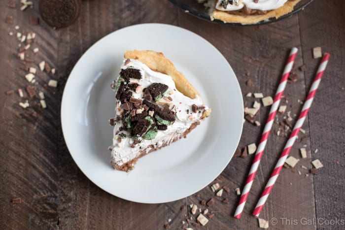 This creamy, minty, mint chocolate pudding pie offers everything you'd expect from a Christmas pudding pie. Silky, smooth, easy to make and bursting with flavors that everyone loves.
