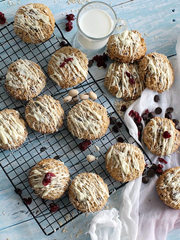 cranberry-pistachio-chocolate-chip-oatmeal-cookies-6007