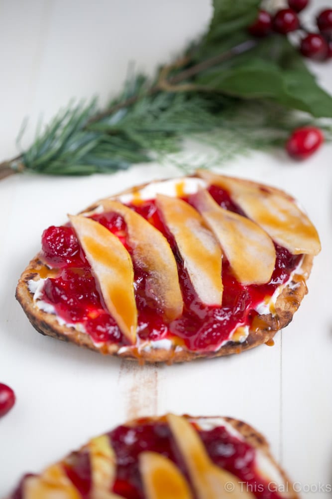 Cranberry Pear Flatbread. This super simple appetizer recipe makes a great addition to your Christmas appetizer menu! Great for snacking too!