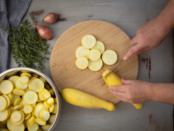 cutting-crookneck-squash