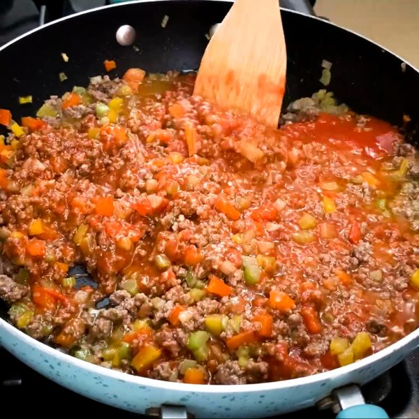 perfect-ground-beef-casserole-add-tomato-sauce