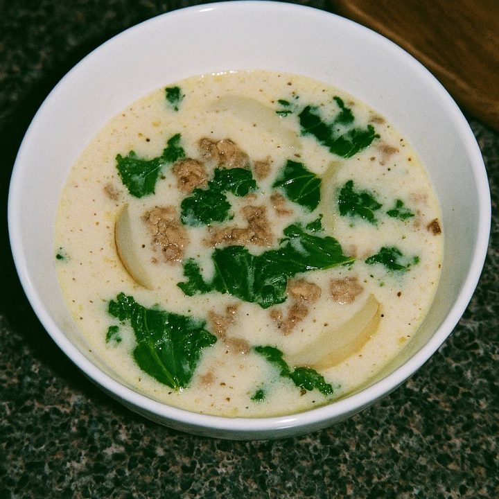 Easy, Homemade Olive Garden Zuppa Toscana (Copycat Recipe)