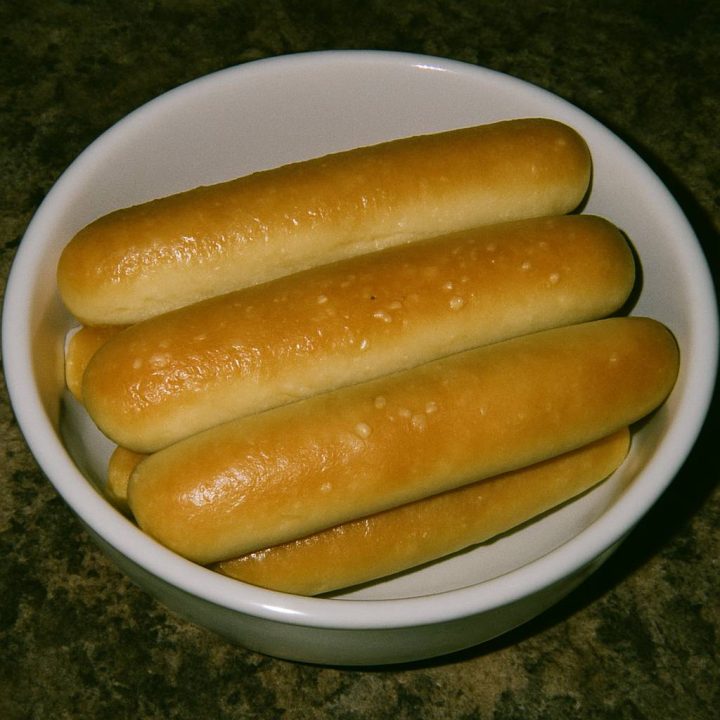 Easy, Homemade Olive Garden Breadsticks (Copycat Recipe)